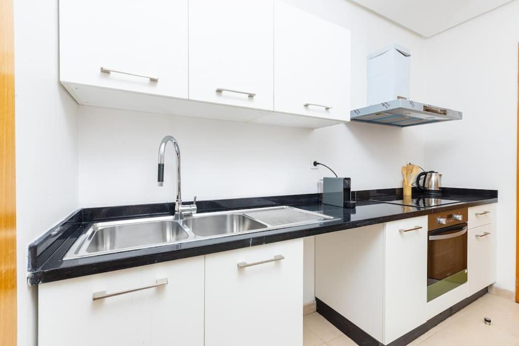 Modern 2Br Retreat In Marina Sale Luxury Living Lägenhet Hajja Exteriör bild