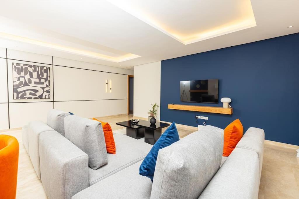 Modern 2Br Retreat In Marina Sale Luxury Living Lägenhet Hajja Exteriör bild