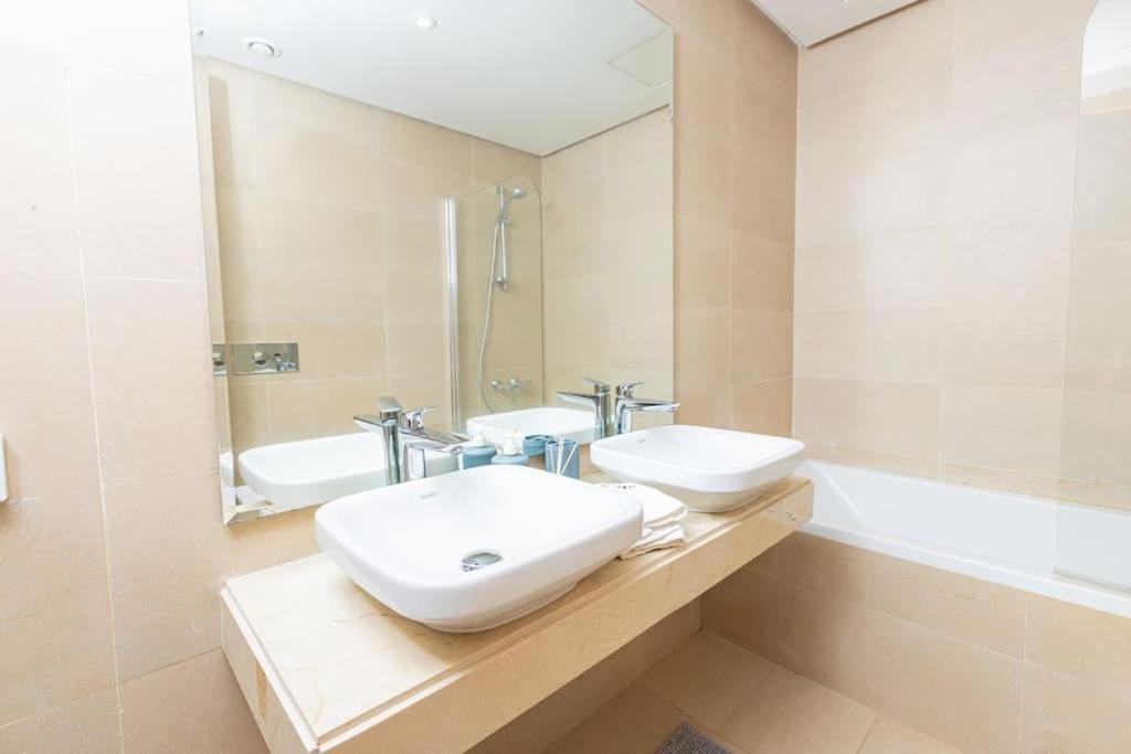 Modern 2Br Retreat In Marina Sale Luxury Living Lägenhet Hajja Exteriör bild