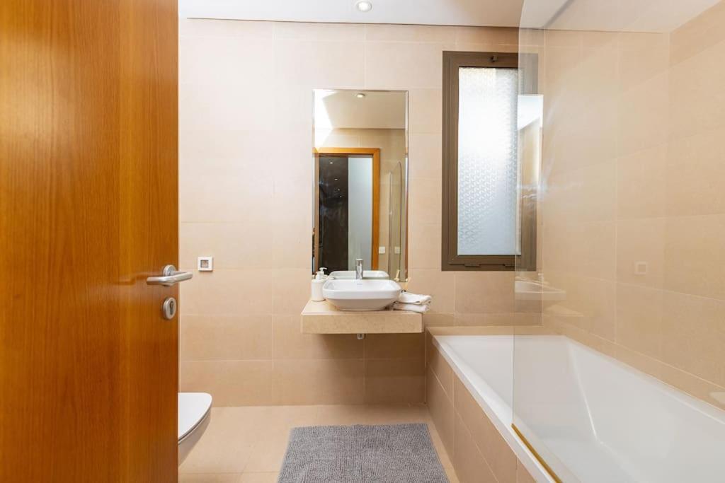 Modern 2Br Retreat In Marina Sale Luxury Living Lägenhet Hajja Exteriör bild
